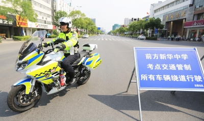 昨天,交警驾驶新式巡逻摩托车首次上路,为高考考生保驾护航.