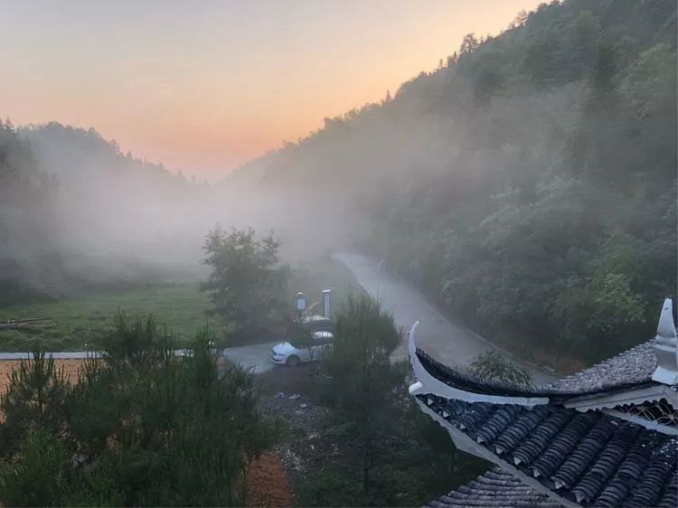 周末和摄友一起去溆浦穿岩山国家森林公园千里古寨拍片,到达时天色