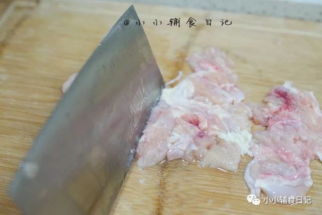 用刀背剁松,这样肉比较均匀能摊开 也比较好咬