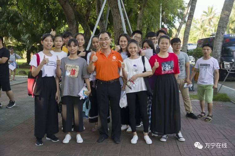 2018年高考第二天 万宁中学考场 考生信心满满(图集)