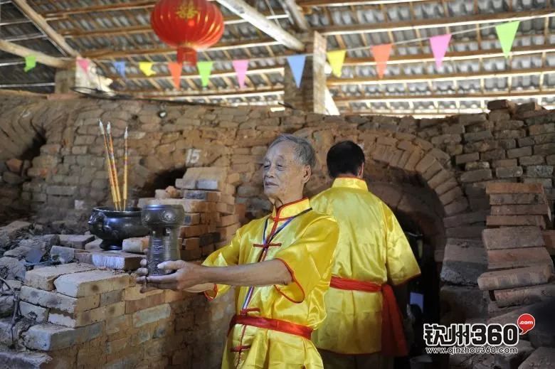 经历三天三夜的一千多度烧制,各个坭兴陶有自己的外观和窑变,所以即使