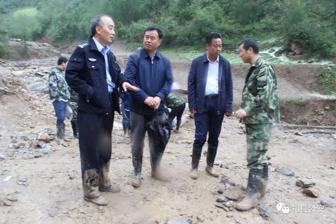 6日晚,一场暴雨袭击礼县桥头和草坪两乡,礼县公安立即