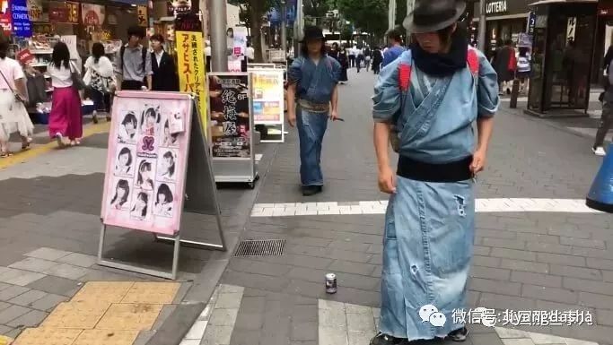 日本武士沦落街头捡垃圾?中二爆棚的羞耻play背后,有点暖