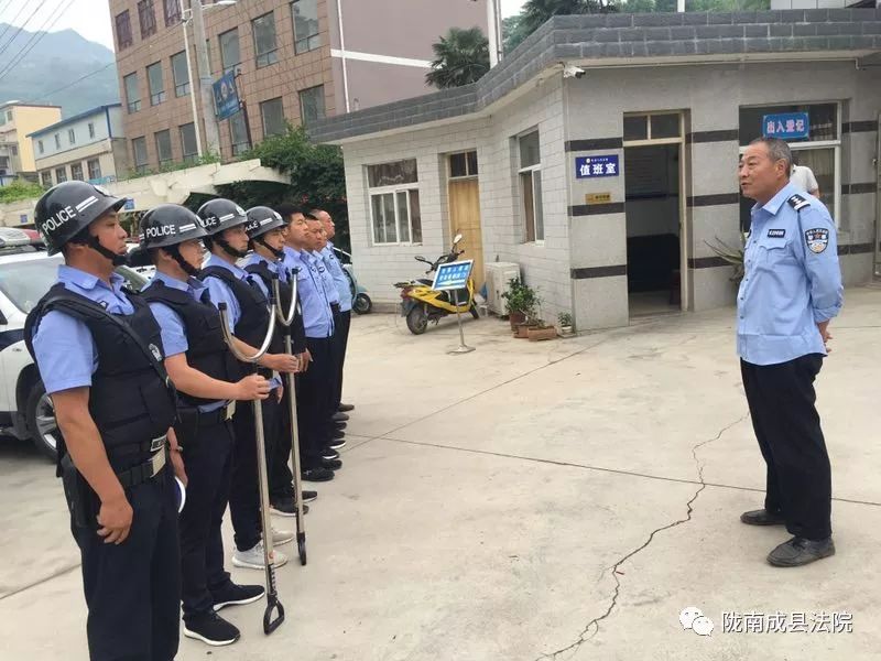 近日,成县法院法警大队配合省法院,在地下商场执行一起合同纠纷案件