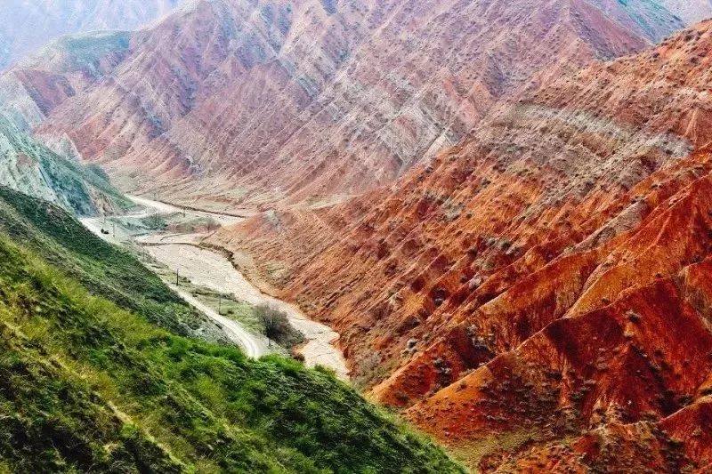 流淌的玛纳斯河, 在这里来个了90度的急速大转弯, 而在这深山峡谷间