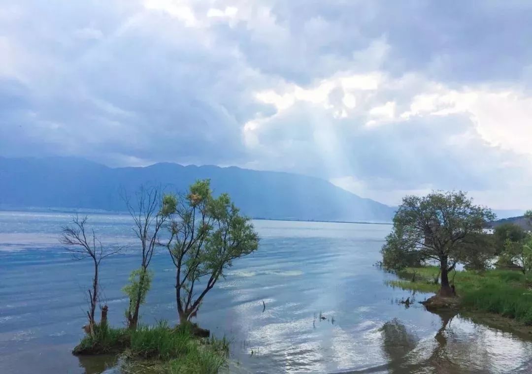 岛上风光旖旎,海天一色,风月无边.