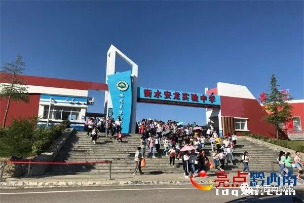 岑元梯到黔西南州安龙四中参加高考.