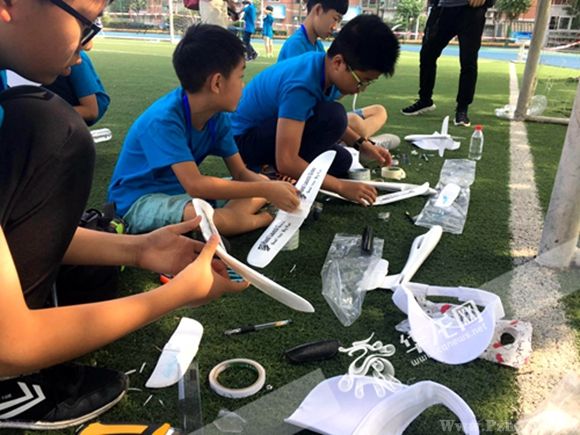 重庆举行首届青少年科技航模小能手竞赛 小学生手工作品引围观