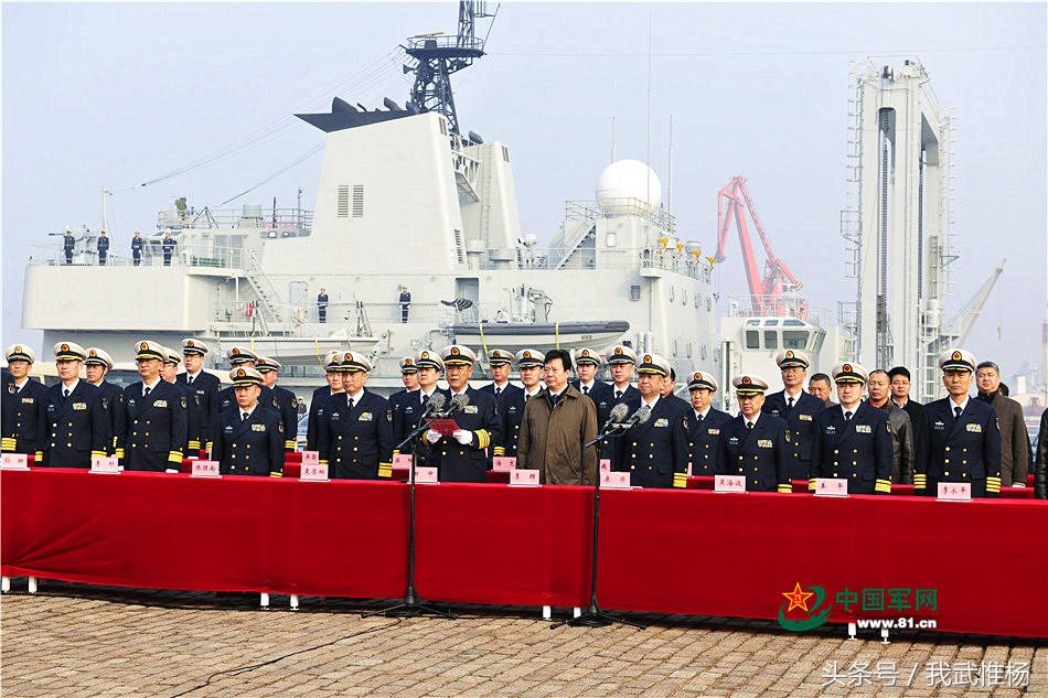 北海舰队在码头举行了欢迎仪式,海军及驻地领导,官兵家属等数百人参加