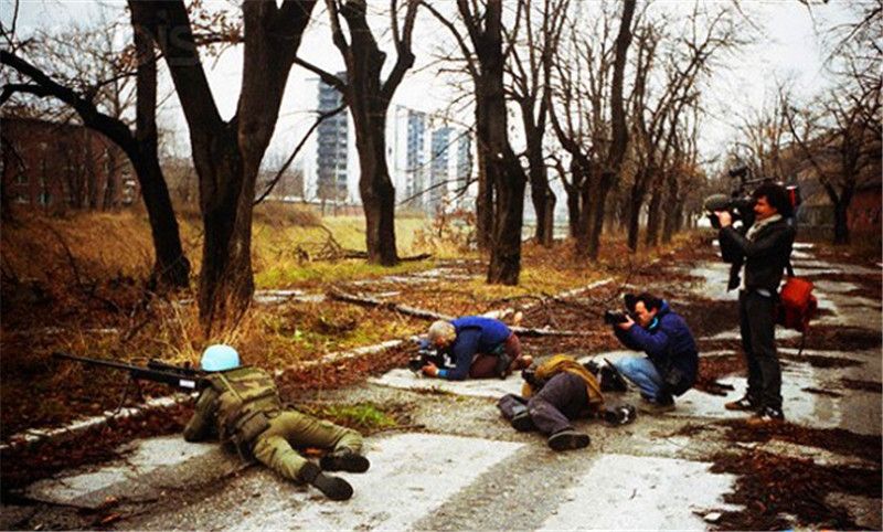 硝烟里勇往直前的战地记者,为了公布真相与死神作伴,致敬