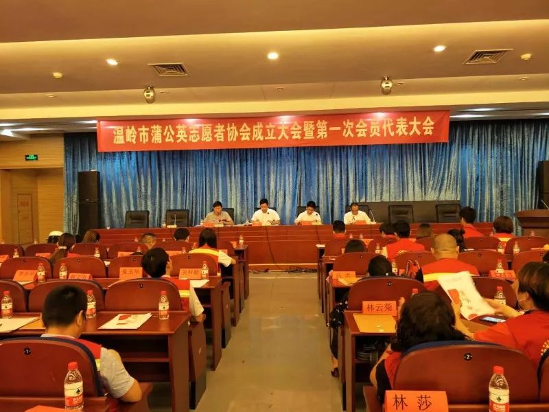 青年志愿者协会秘书长张献斌,市民政局慈善业务负责人叶旭东出席会议