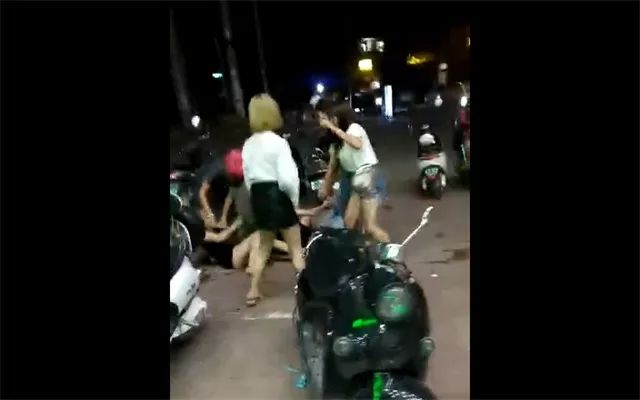 宁明某酒吧门口4名黄发少女参与打架斗殴,结果付出代价了