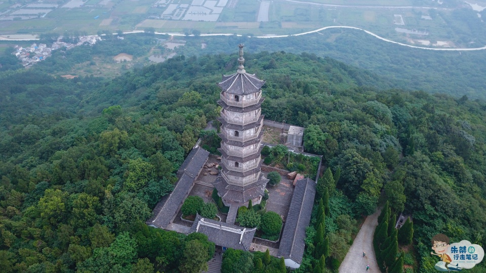 鼓山塔位于巢湖市区东部的鼓山之上.