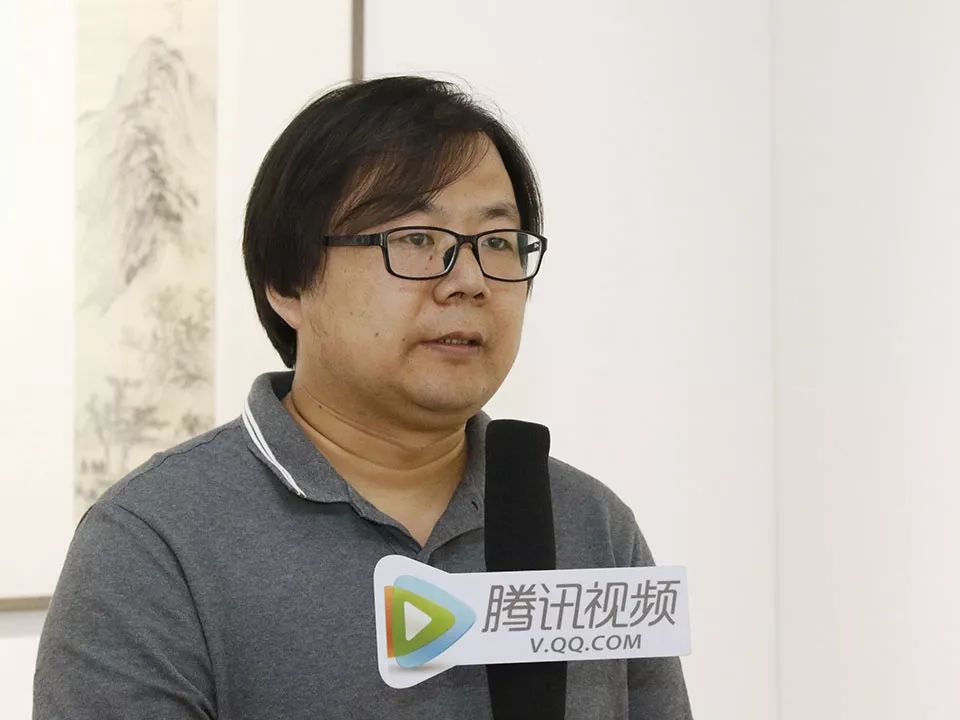 参展艺术家邱洪章先生接受媒体采访