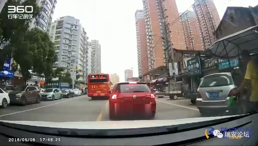 视频瑞安一公交车在街头上演疯狂一幕