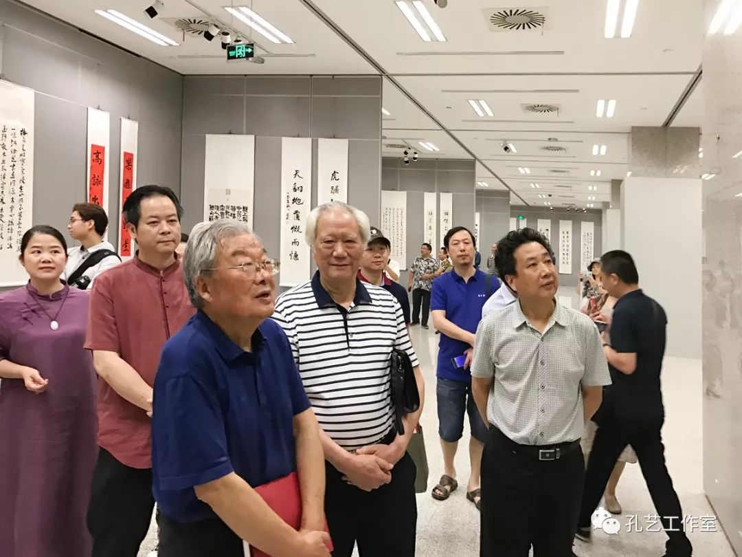 湖北省政协原副主席杨斌庆在展厅参观