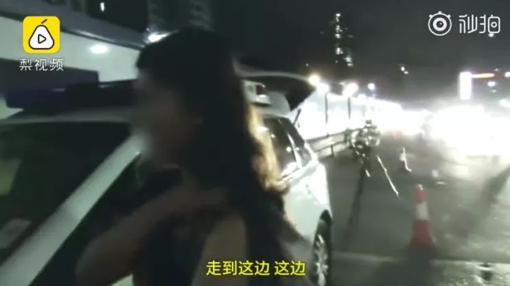 美女醉驾遇查称失恋了,扑到交警怀里撒娇.隔着屏幕都