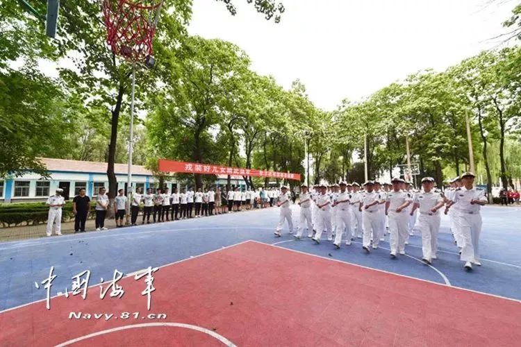 6月7日,海军航空兵某团与长治学院联合举办了 "心系海疆逐梦深蓝"主题