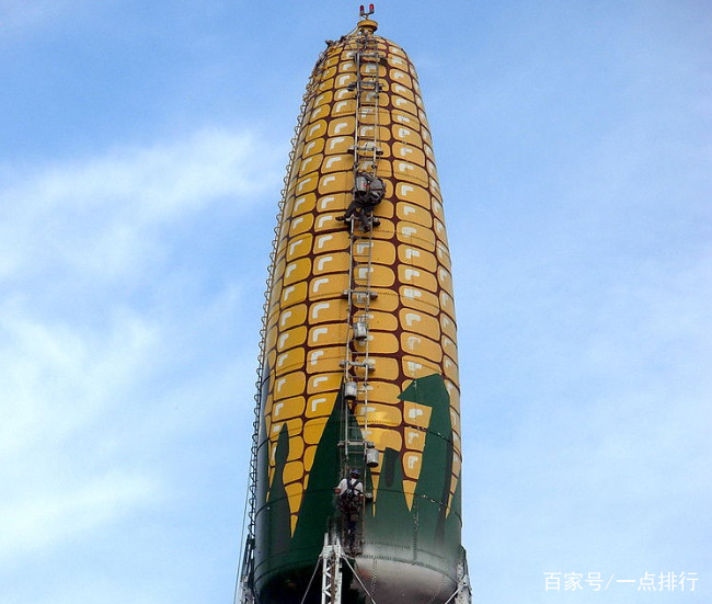 这个巨大的水塔外形和玉米非常相像,因此被称之为玉米水塔,这个水塔