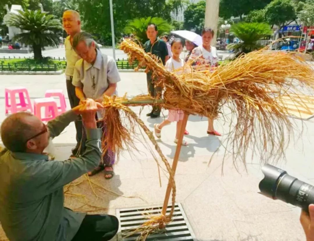 仫佬族刺绣技艺展示,土布制作及染制,服饰展示,草编技艺展示,草龙编织