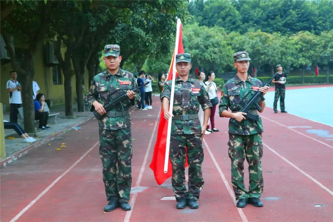 旅游 正文  在龙翔军旅完成了为期5天的 国防教育社会实践活动 教官与