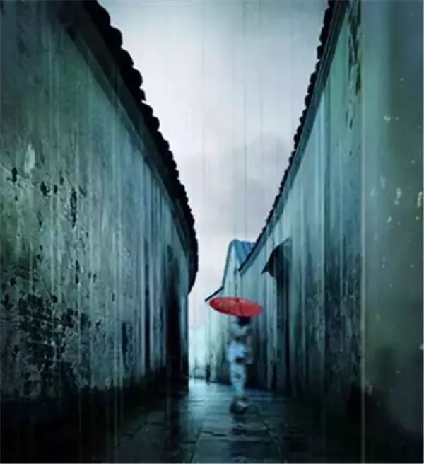 戴望舒的《雨巷》想起那孤独而悠长的身影独自撑着那把相依为伴的油
