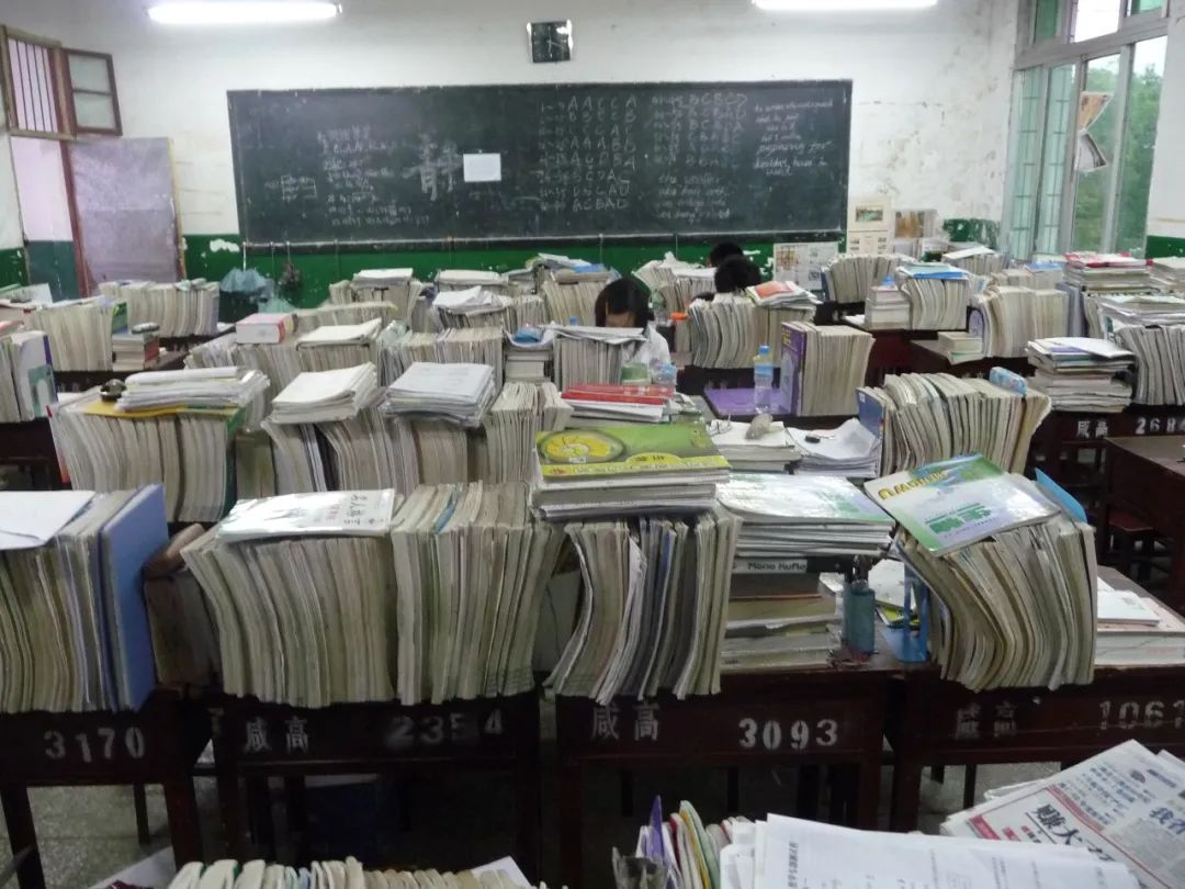 在郑琼的印象中,高三教室里复习资料堆成山的场景,二十多年没有变.