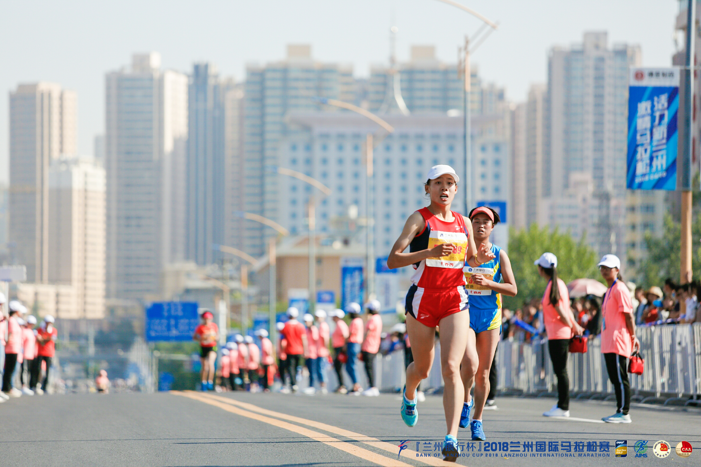 1/ 12 北京时间6月10日,2018兰州国际马拉松赛鸣枪起跑,经过激烈的