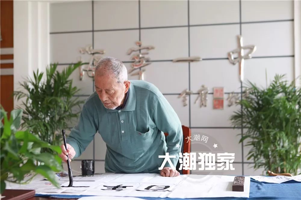 海宁101岁老人耳聪目明时隔84年重回母校他长寿的秘诀是