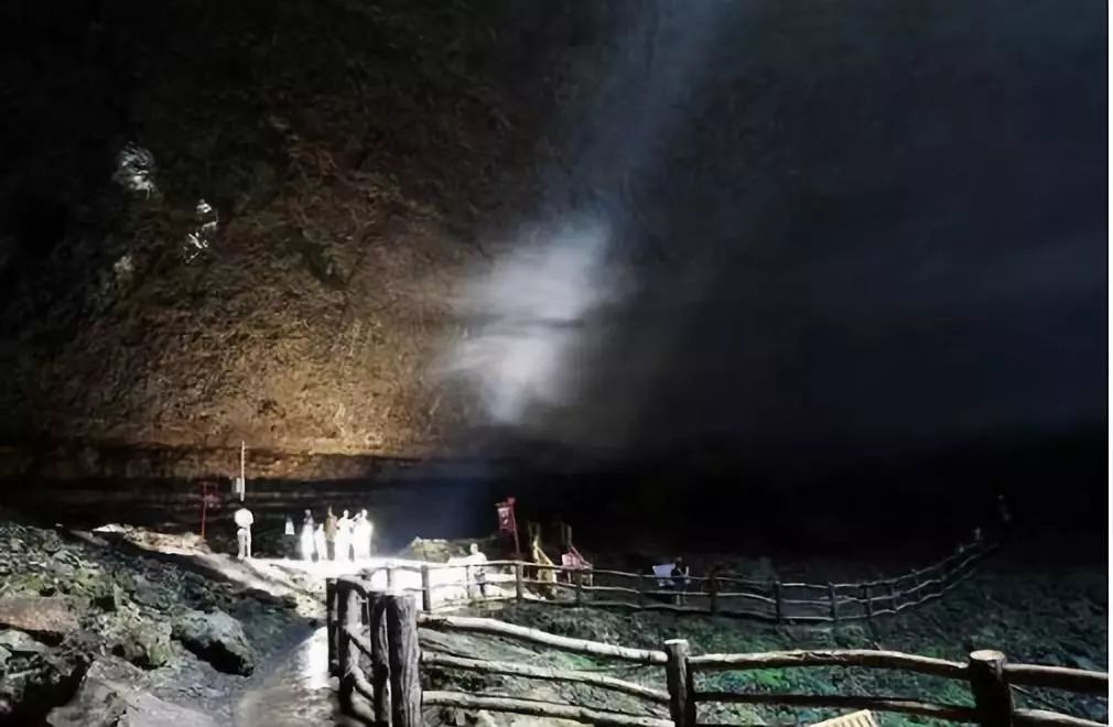 曾家山的溶洞主要是川洞庵,而川洞庵的主景观是人称"亚洲第一"的天坑!