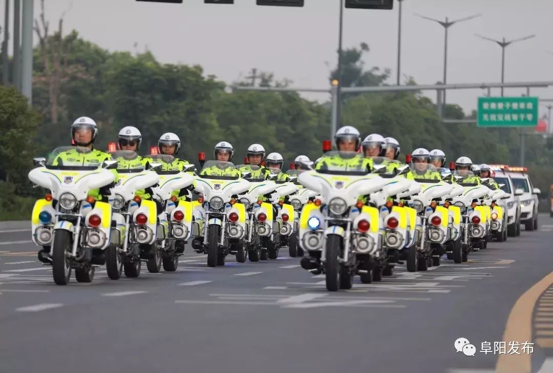 超燃大片阜阳交警铁骑队亮相了