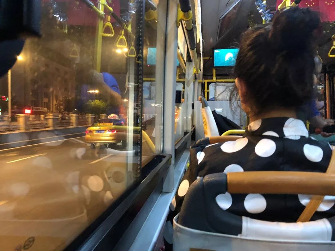 ta为啥总最晚回家?记者探访冰城夜公交
