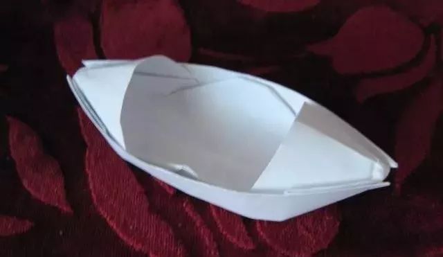 老外根据折纸船原理,弄出一个神奇的背包,展开就是一艘船!
