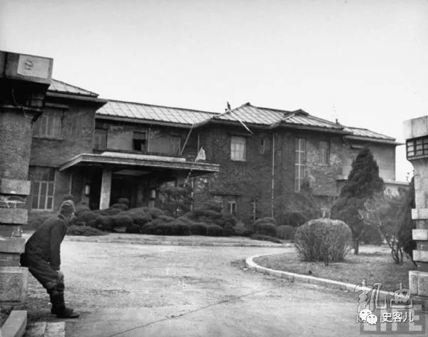 1946年5月,抚顺.原来苏联专家居住的别墅,现在已经人去楼空.