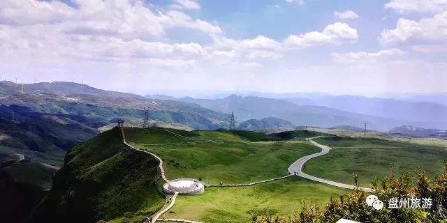 旅游 正文 百草坪是乌蒙大草原最为平坦的高山草甸景点,这里天很低,云