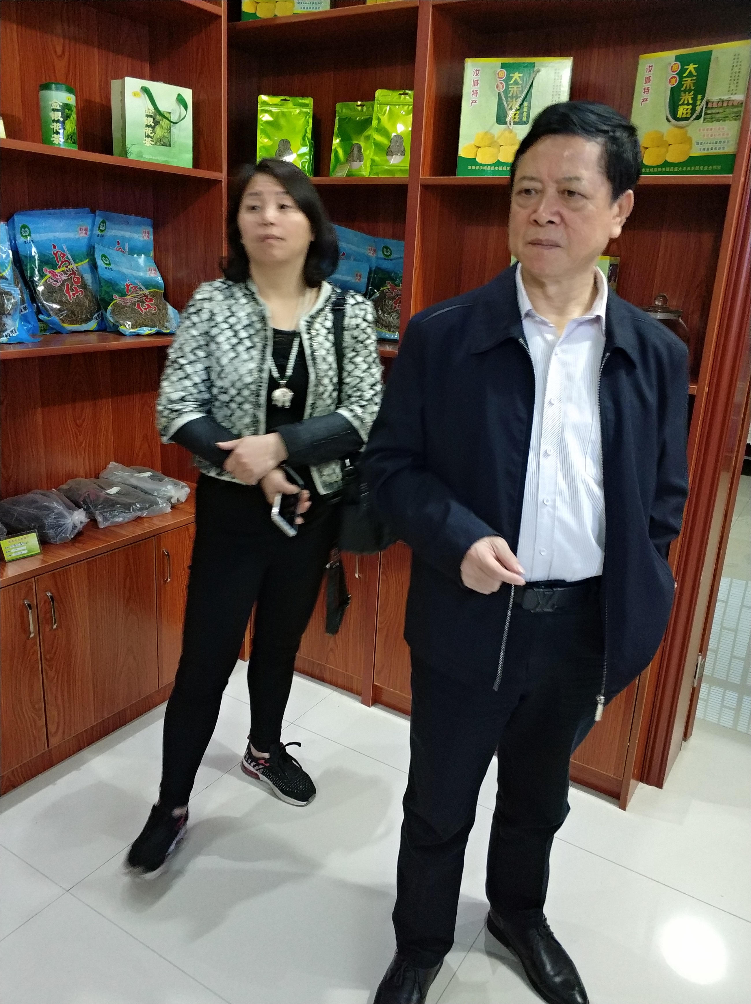 郴州市好人协会会长颜新民,全国劳模盘振玉参观资兴皮石福鑫蜂业的