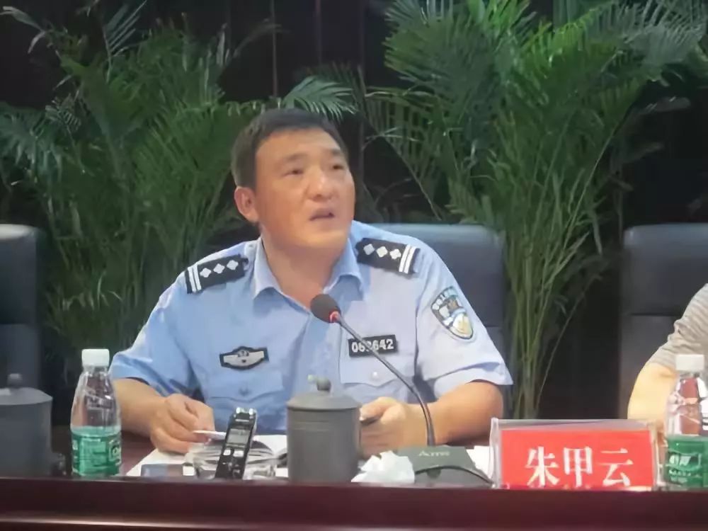 执法的湘潭市警方赶到邵东县廉桥镇的天台山水库抓捕涉案老板刘祖社时