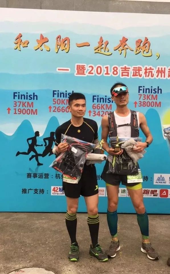 6公里)双人竞技组第一总用时 26:39:24王东,孙家艺▼卢国涛来参加比赛