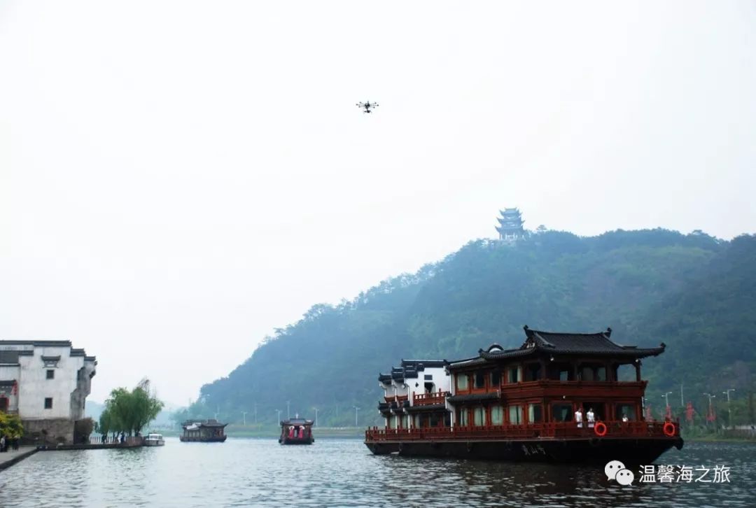 城区段观光索桥至湖边段两岸建设由"林廊清影"屯浦归帆"屯溪码头"