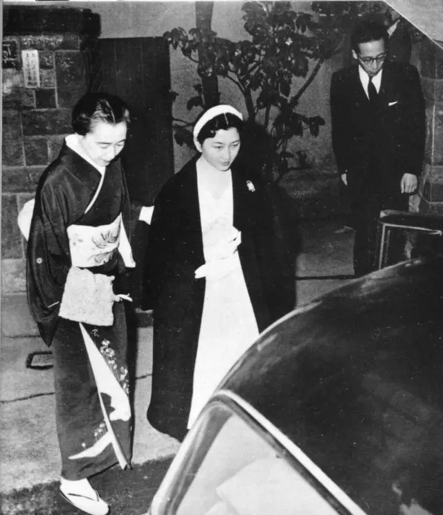 她是日本最美皇后,平民嫁入皇室却被婆婆禁锢折磨59年