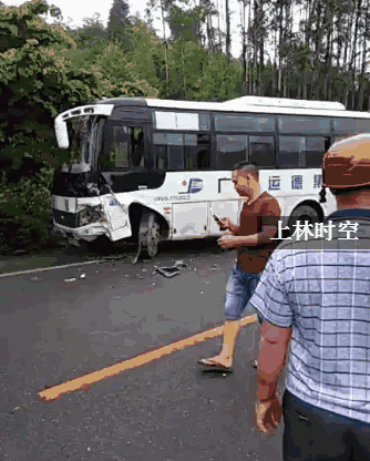 上林往忻城方向发生一起严重交通事故!客车受损,小车损毁,人员受伤.