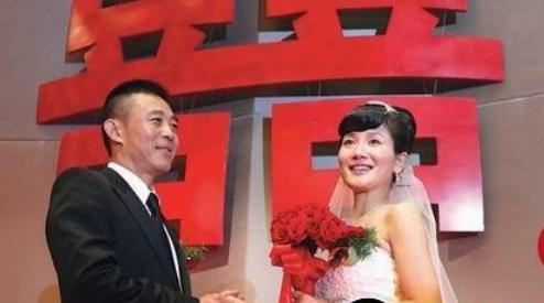 51的岁侯勇带着第三个老婆出游,两人相差20岁!网友:比