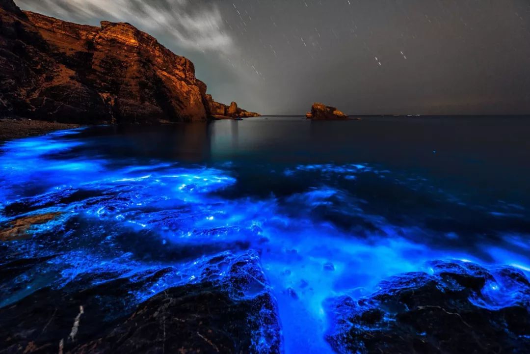 图虫星海湾湾 拾起石块丢进海水中,便会绽放一朵朵湛蓝色的浪花,踩