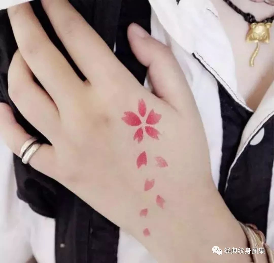 女生樱花瓣纹身图案大全 樱花纹身的含义(23/40)-纹身图片网