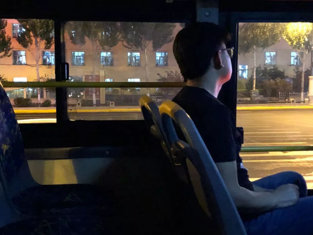 都什么人半夜坐公交车?ta为啥总最晚回家?记者探访冰城夜公交