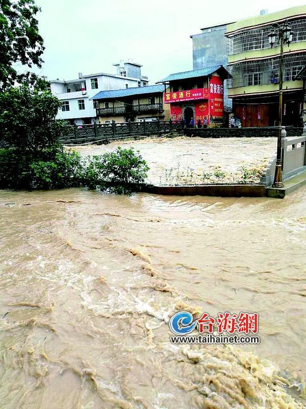 突降暴雨龙岩两地受灾 长汀,连城局部乡镇大暴雨,当地不少路面,农田