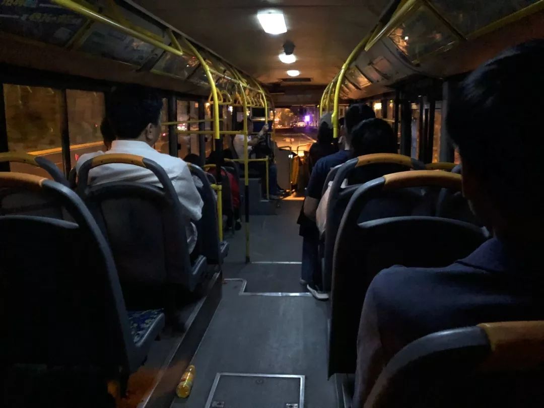 都什么人半夜坐公交车ta为啥总最晚回家记者探访冰城夜公交