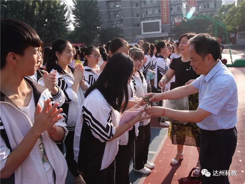 达川中学高三学子豪言立誓奔赴高考考点