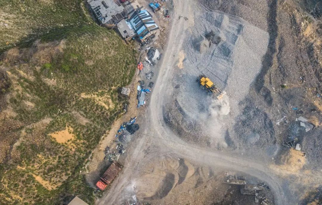 2018年4月,湖南冷水江锡矿山街道办,挖掘机在废石堆