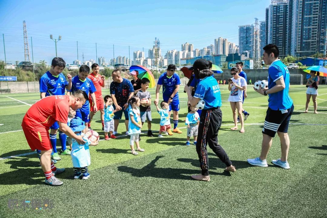 在亲子活动中,以不同形式感受足球带来的乐趣 通过游戏提升爸